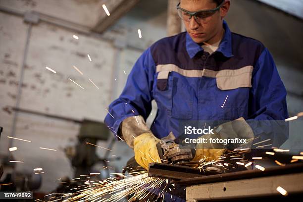 Soldador En El Trabajo Foto de stock y más banco de imágenes de Metal - Metal, Soldador, Color - Tipo de imagen