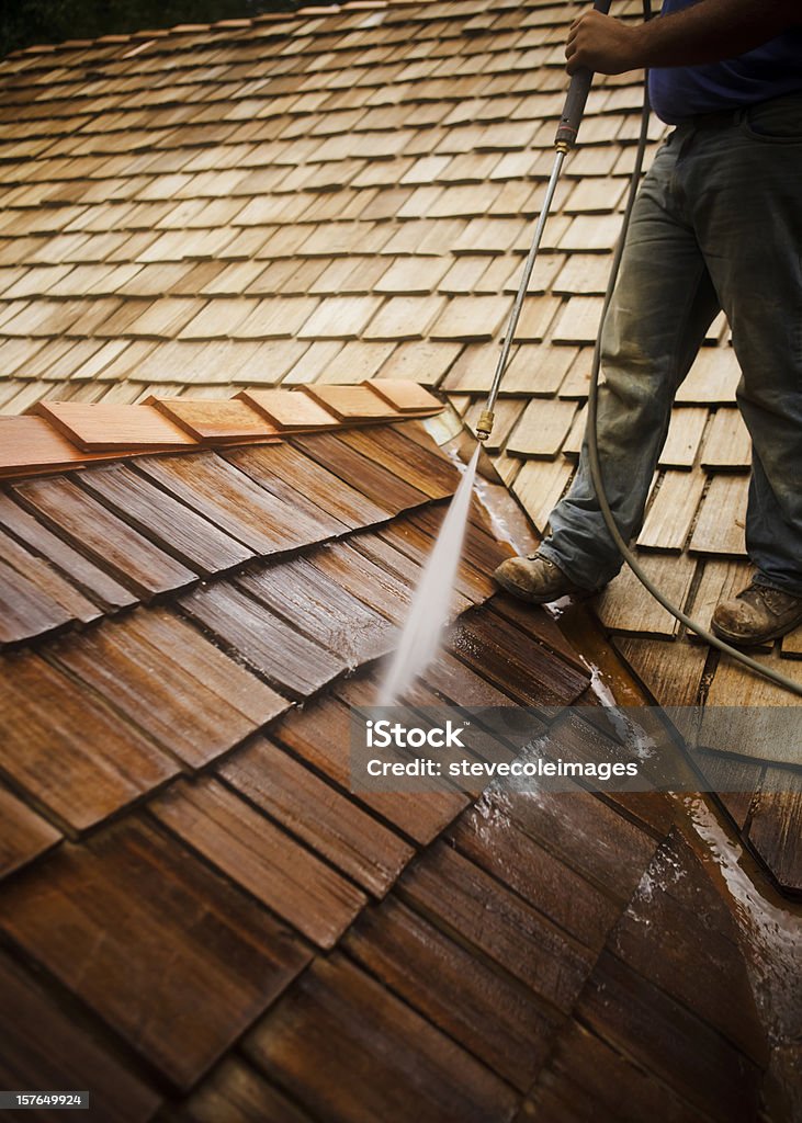 Homme lave une pression sur le toit - Photo de Toit libre de droits