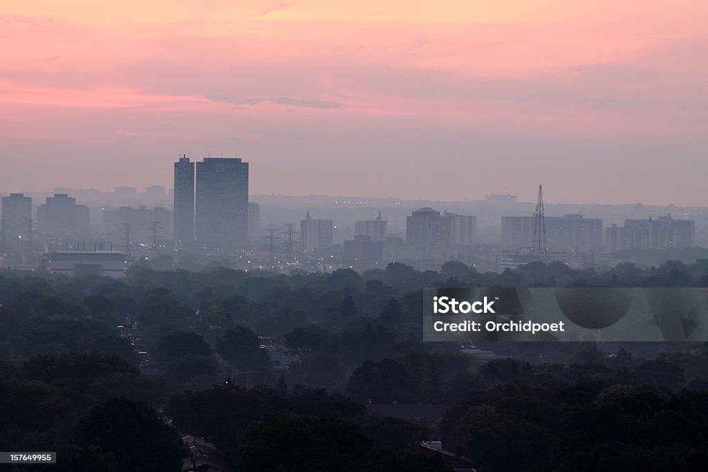Foggy wschód słońca nad Miasto - Zbiór zdjęć royalty-free (Smog)