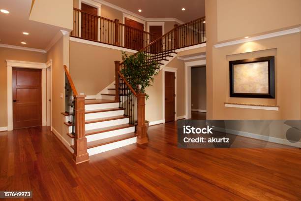 Hermoso Nueva Casa Interior Con Piso De Madera Y Una Gran Escalera Foto de stock y más banco de imágenes de Escaleras