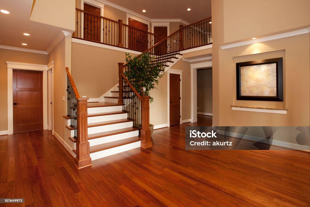 Bellissima nuova casa pavimenti in legno interni e grande scalinata - Foto stock royalty-free di Scalinata