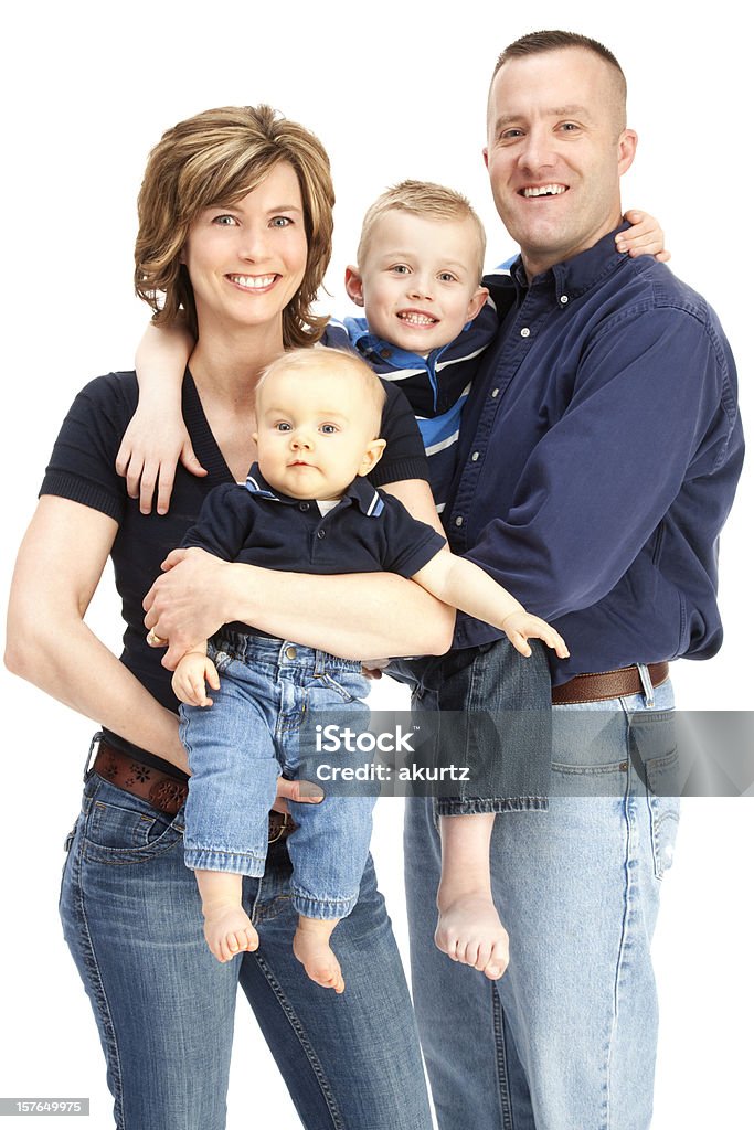 Famiglia felice di quattro isolato su bianco in studio - Foto stock royalty-free di Bambino piccolo