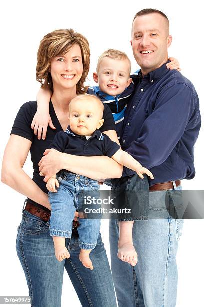 Famiglia Felice Di Quattro Isolato Su Bianco In Studio - Fotografie stock e altre immagini di Bambino piccolo