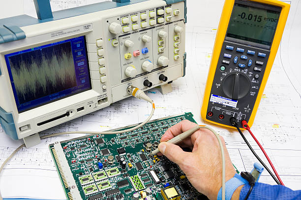 la risoluzione dei problemi dei circuiti elettronici - service electronics industry circuit board capacitor foto e immagini stock