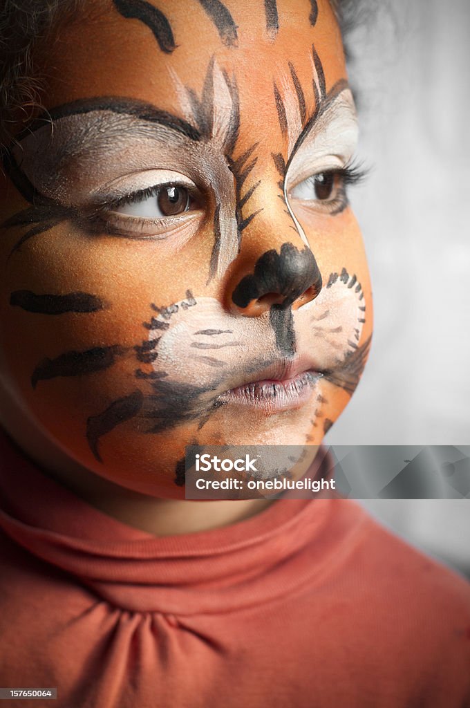 Niño con pintura de la cara, tigre Daydreaming - Foto de stock de 2-3 años libre de derechos