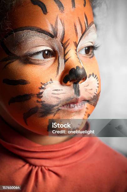 Ребенок С Ее Тигр Лицо Краски Daydreaming — стоковые фотографии и другие картинки 2-3 года - 2-3 года, Африканская этническая группа, Вертикальный