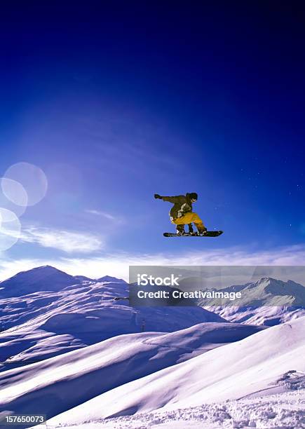 Salto De Snowboard - Fotografias de stock e mais imagens de Adolescente - Adolescente, Adolescência, Aventura
