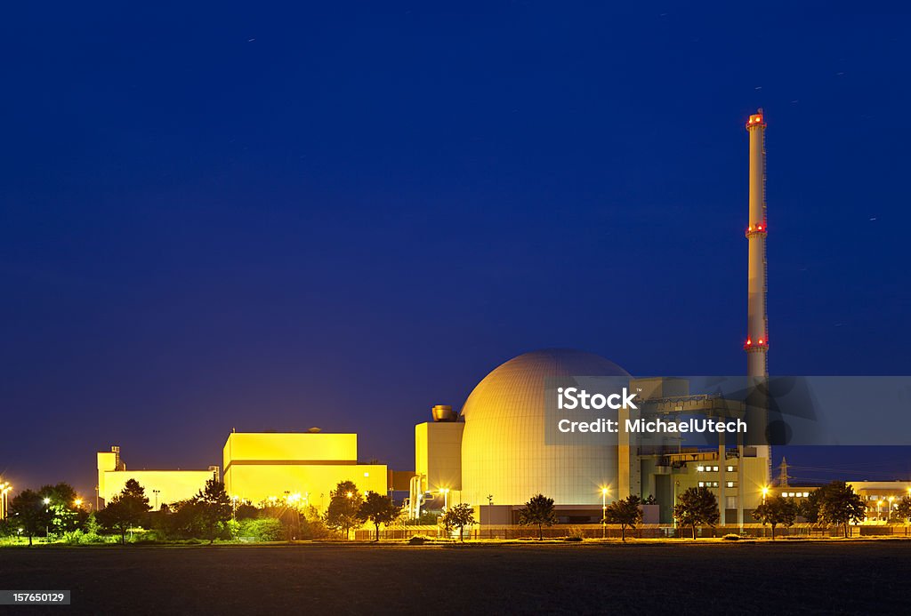 Атомная электростанция в ночь небесно-голубой - Стоковые фото Ядерный реактор роялти-фри