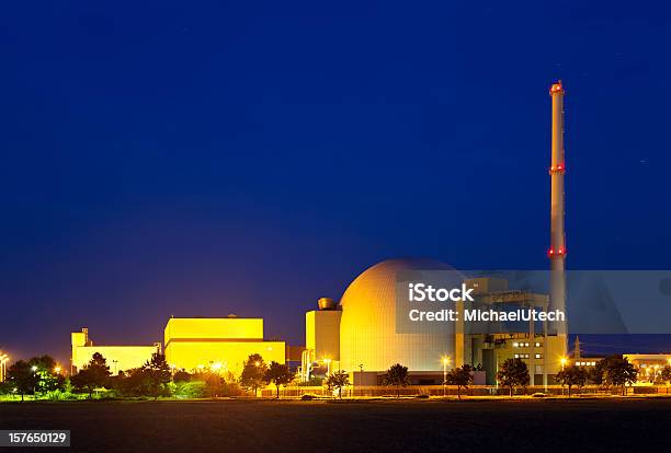 Атомная Электростанция В Ночь Небесноголубой — стоковые фотографии и другие картинки Ядерный реактор - Ядерный реактор, Атомная электростанция, Башня