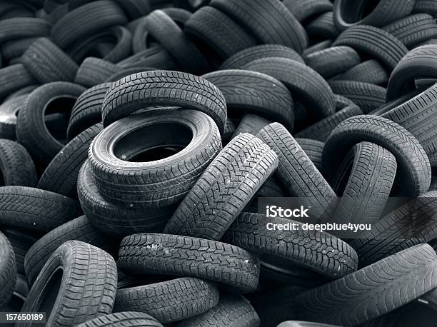 Viejos Coches Usados Tires Pila De Fondo Foto de stock y más banco de imágenes de Neumático - Neumático, Viejo, Reciclaje