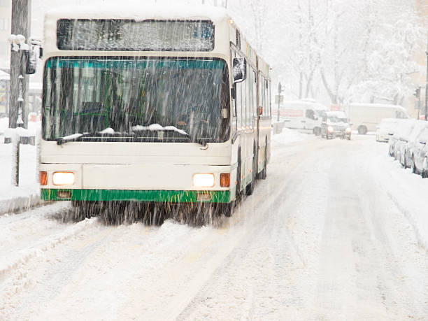 bus dans la neige - snow car winter road photos et images de collection