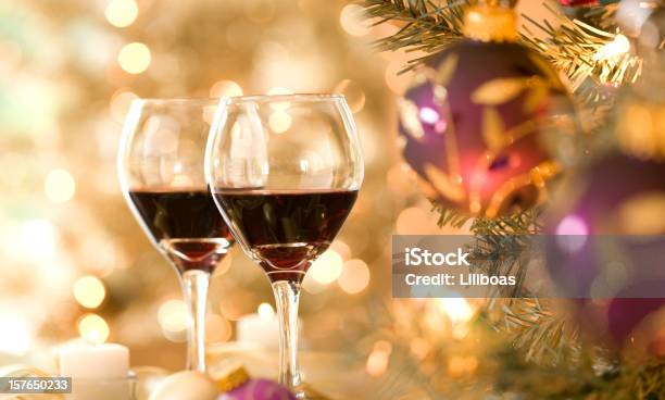 Wein Und Weihnachten Weihnachtsschmuck Stockfoto und mehr Bilder von Rotwein - Rotwein, Weihnachten, Alkoholisches Getränk