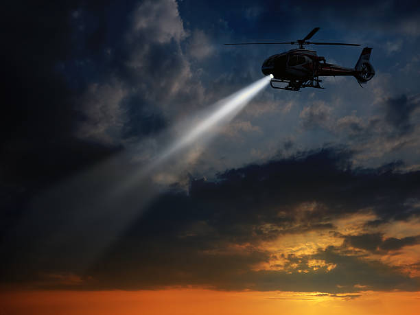 helicóptero ao anoitecer - police helicopter - fotografias e filmes do acervo