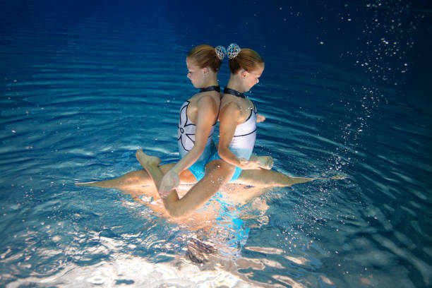 team di nuoto sincronizzato - synchronized swimming swimming sport symmetry foto e immagini stock