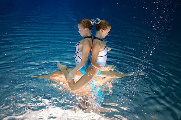 natação sincronizada da equipa - synchronized swimming swimming sport symmetry imagens e fotografias de stock
