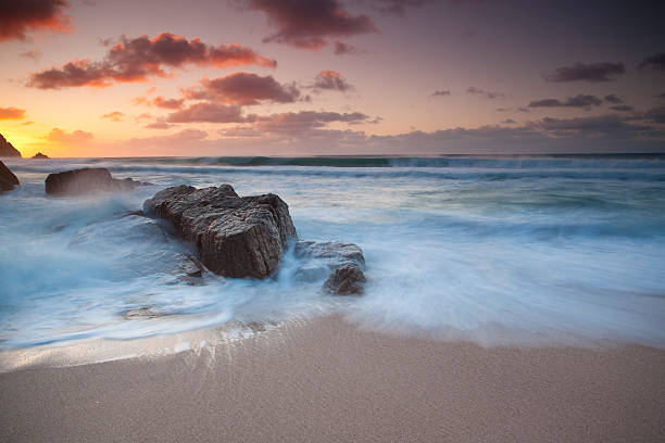 porthcurno nascer do sol de inverno - beach atlantic ocean cornwall england sea - fotografias e filmes do acervo