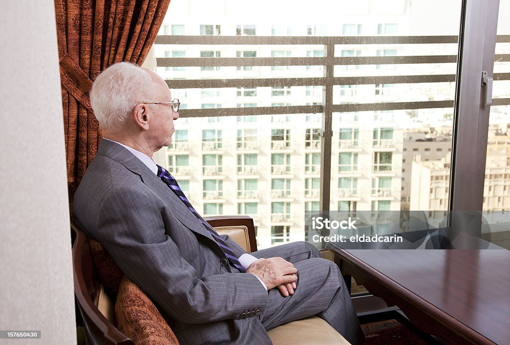 Starszy Biznesmen patrząc przez okno - Zbiór zdjęć royalty-free (80-89 lat)