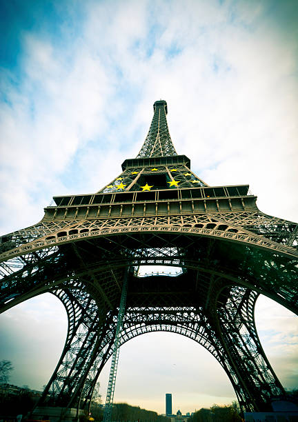 eiffelturm in paris, frankreich - clear sky low angle view eiffel tower paris france stock-fotos und bilder