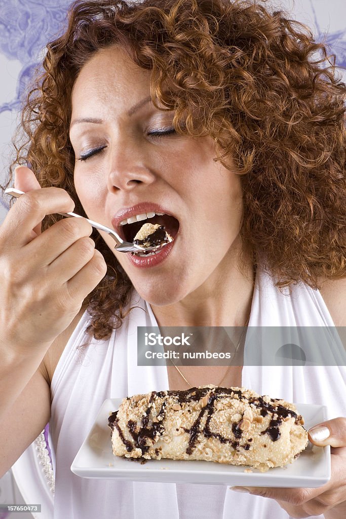 Bonito Adulto mulher comer Sobremesa - Royalty-free Adulto Foto de stock