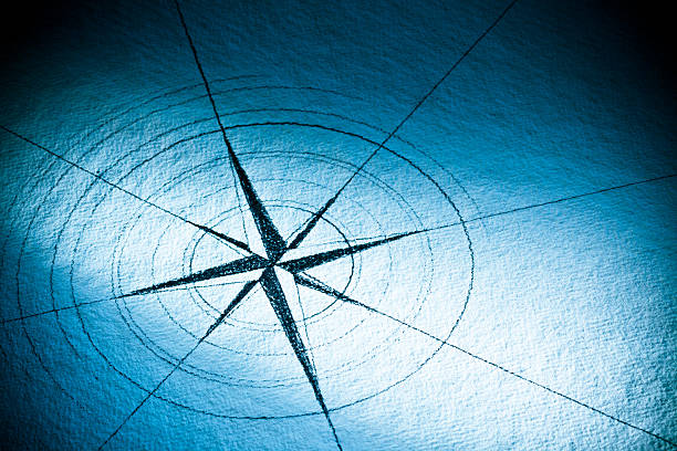 mão desenhada compass rose em papel azul - instrumento de navegação - fotografias e filmes do acervo