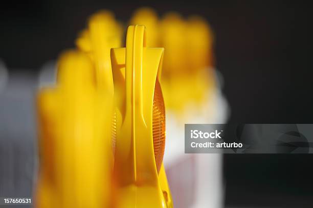 Fila De Luces De Advertencia Amarillo Tráfico Foto de stock y más banco de imágenes de Barricada - Vía - Barricada - Vía, Aire libre, Amarillo - Color