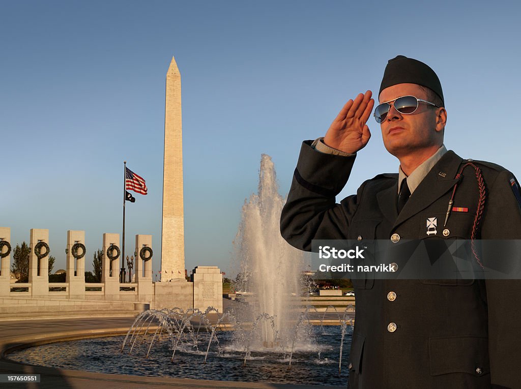 Отдать честь нам солдат на Вашингтон Мемориал Второй мировой войны - Стоковые фото Вооружённые силы США роялти-фри