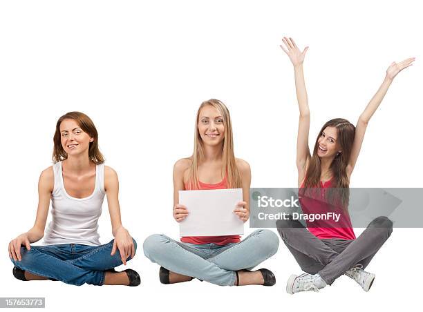 Tres Niñas Con Signboard Blanco Foto de stock y más banco de imágenes de 20 a 29 años - 20 a 29 años, 20-24 años, Adulto