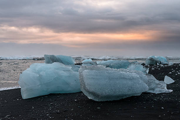 Icebergs em uma Areia negra beack de Jokulsarlon, Islândia - fotografia de stock