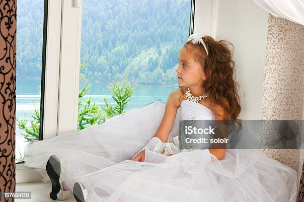 Elegancki Dziewczyna W Białej Sukience Stoi Na Parapet - zdjęcia stockowe i więcej obrazów 8 - 9 lat