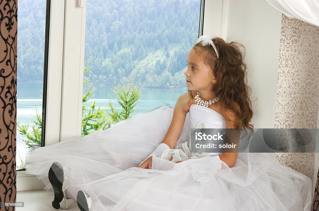 Menina elegante em vestido branco fica no Peitoril de Janela - Royalty-free 8-9 Anos Foto de stock