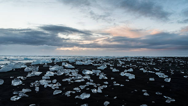 Cristalli di ghiaccio in sabbia nera beack di Jokulsarlon, Islanda - foto stock