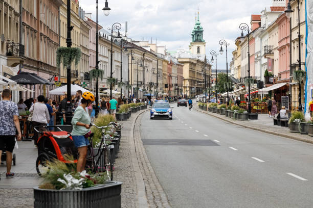 capital de varsóvia, nowy swiat street - nowy swiat - fotografias e filmes do acervo