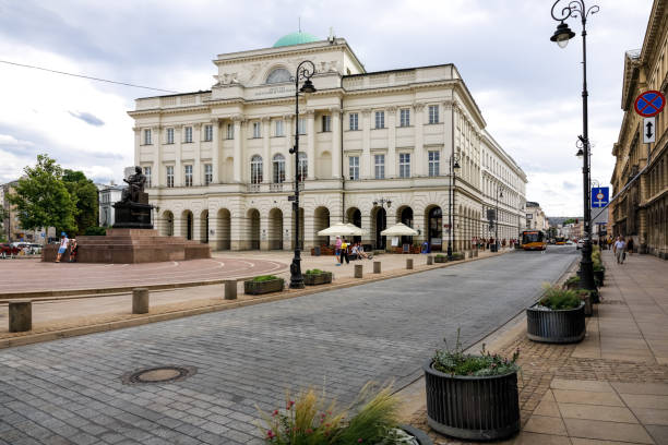 palácio staszic no centro de varsóvia - nowy swiat - fotografias e filmes do acervo