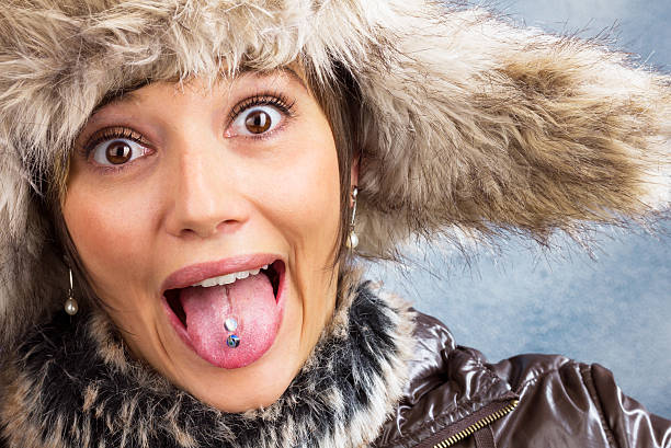 bromas mujer con sombrero de piel, de cerca retrato - bizarre women portrait pierced fotografías e imágenes de stock