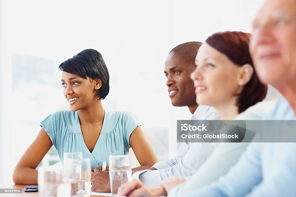 Счастливый молодой бизнес женщина с ее команды в совещании - Стоковые фото 20-29 лет роялти-фри