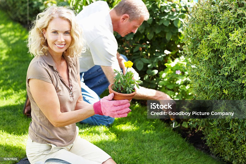 Glückliche Ältere Frau helfen senior Mann in einem Garten - Lizenzfrei Blume Stock-Foto