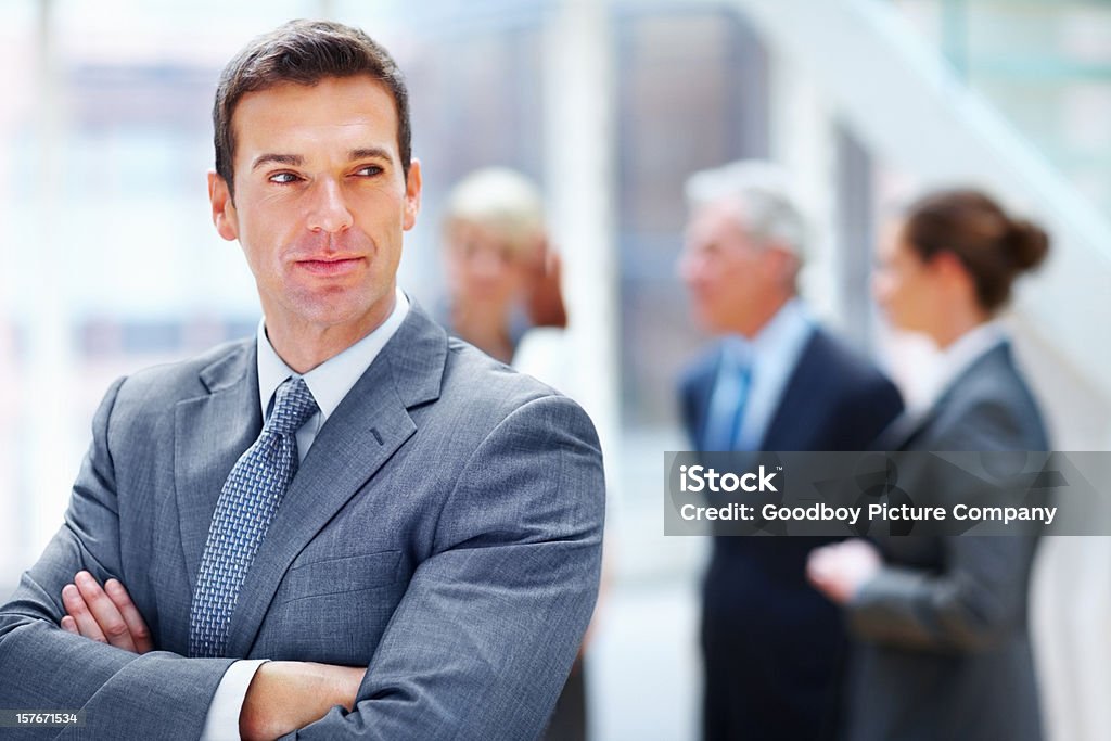 Business-Mann mit Hände gefaltet und seinem team im Hintergrund - Lizenzfrei Aktiver Senior Stock-Foto