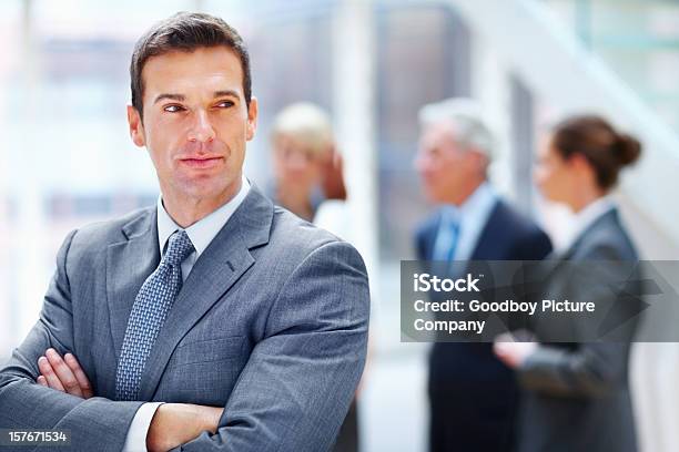 Businessmann Mit Hände Gefaltet Und Seinem Team Im Hintergrund Stockfoto und mehr Bilder von Aktiver Senior