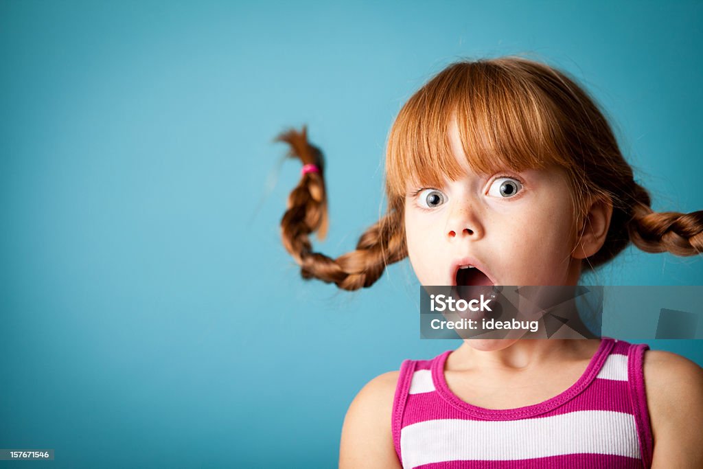 Red de Pêlo menina com tranças para cima e olhe de surpresa - Foto de stock de Surpresa royalty-free