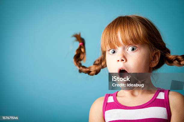 Foto de Red De Pêlo Menina Com Tranças Para Cima E Olhe De Surpresa e mais fotos de stock de Surpresa