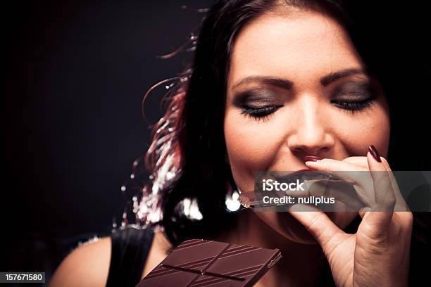 Photo libre de droit de Jeune Femme Profitant De Chocolat banque d'images et plus d'images libres de droit de Chocolat - Chocolat, Femmes, Manger