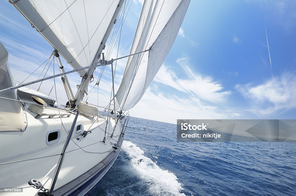 Яхта в плавание в солнечный день - Стоковые фото Парусная лодка роялти-фри