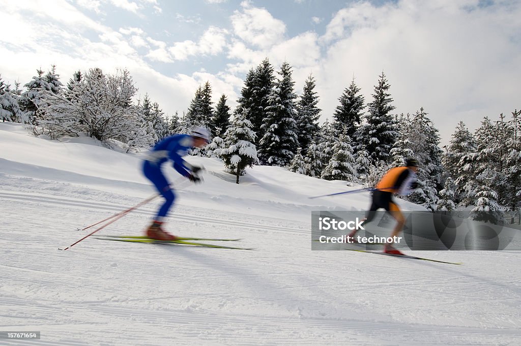 Cross country skiers practicar descenso - Foto de stock de Esquí de fondo libre de derechos