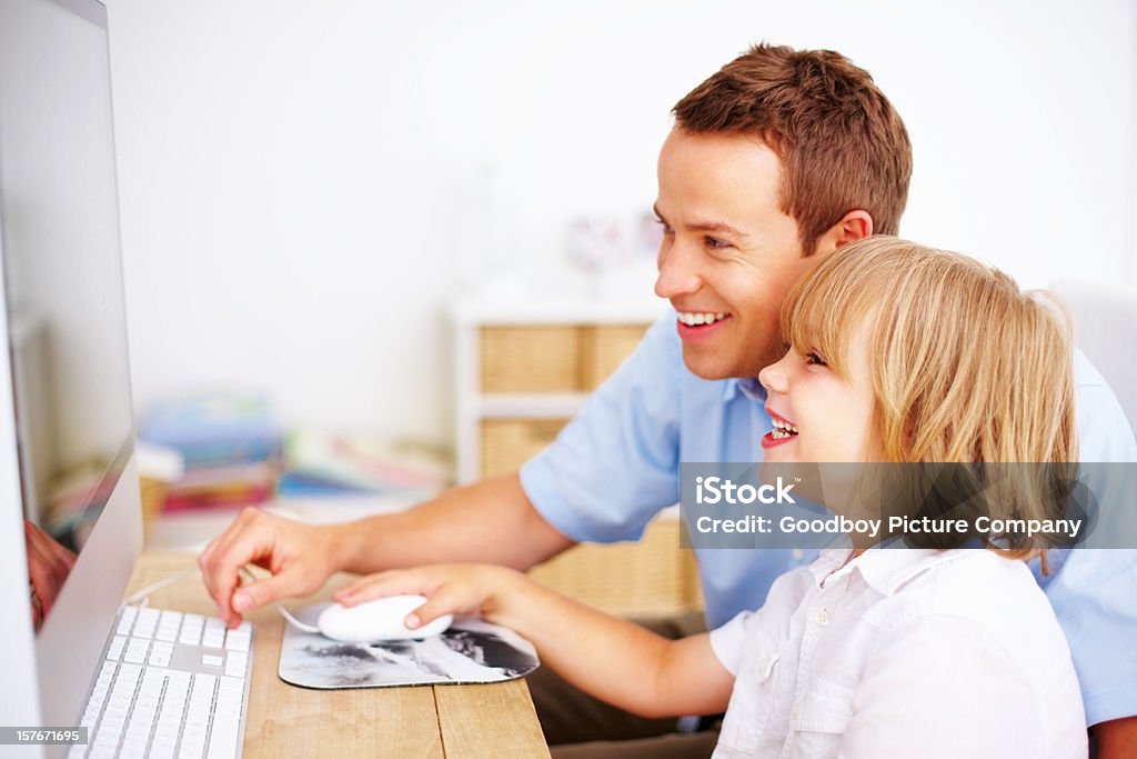Heureux père avec son fils à la recherche à un ordinateur jolie - Photo de Adolescence libre de droits