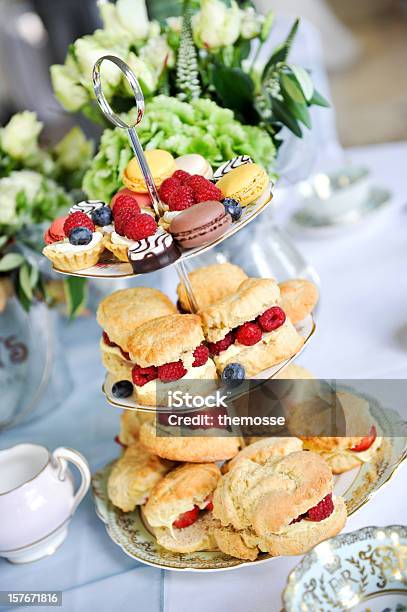 Photo libre de droit de Aprèsmidi Thé Et Gâteaux De Mariage banque d'images et plus d'images libres de droit de Assiette - Assiette, Beauté, Chocolat