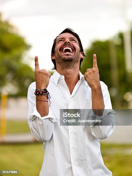 Hispânico Homem Apontando Para Cima - Fotografias de stock e mais imagens de Homens - Homens, Face Humana, 30-39 Anos