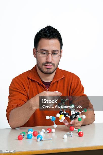 Foto de Estudante Trabalhando Com Modelos Química Ii e mais fotos de stock de Aluno do Ensino Médio