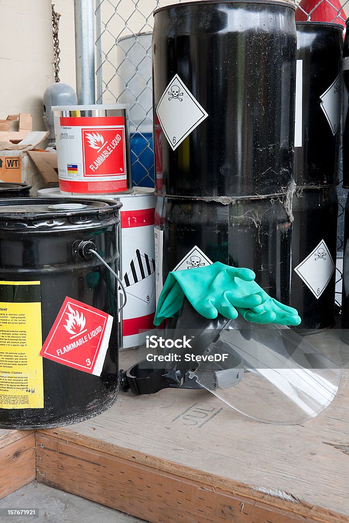Поверх Ковши опасных химических веществ - Стоковые фото Химическое вещество роялти-фри