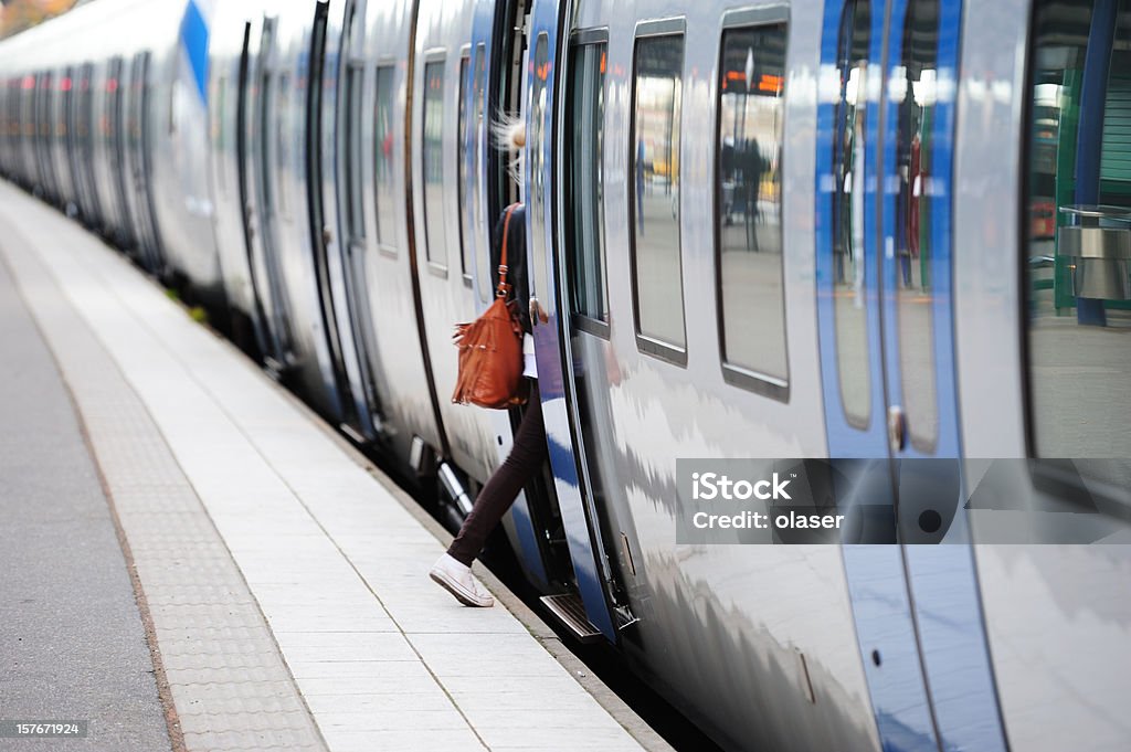 Girl ingresar en tren en movimiento imagen borrosa de día - Foto de stock de Tren libre de derechos