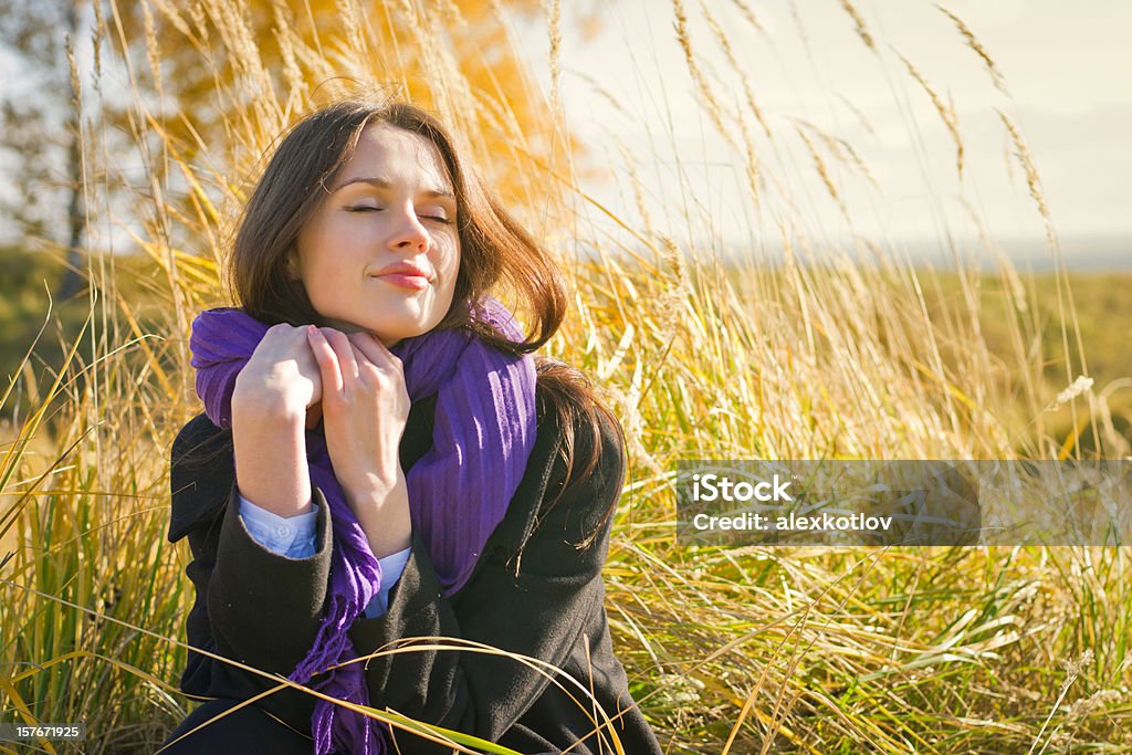 Junge Frau genießen die Sonne - Lizenzfrei Eine Frau allein Stock-Foto
